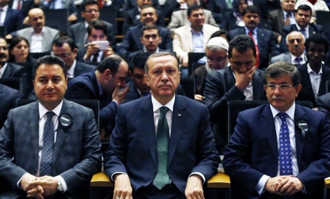 Taç Değişir, Zihniyet Kalır